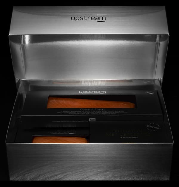 Upstream gift box