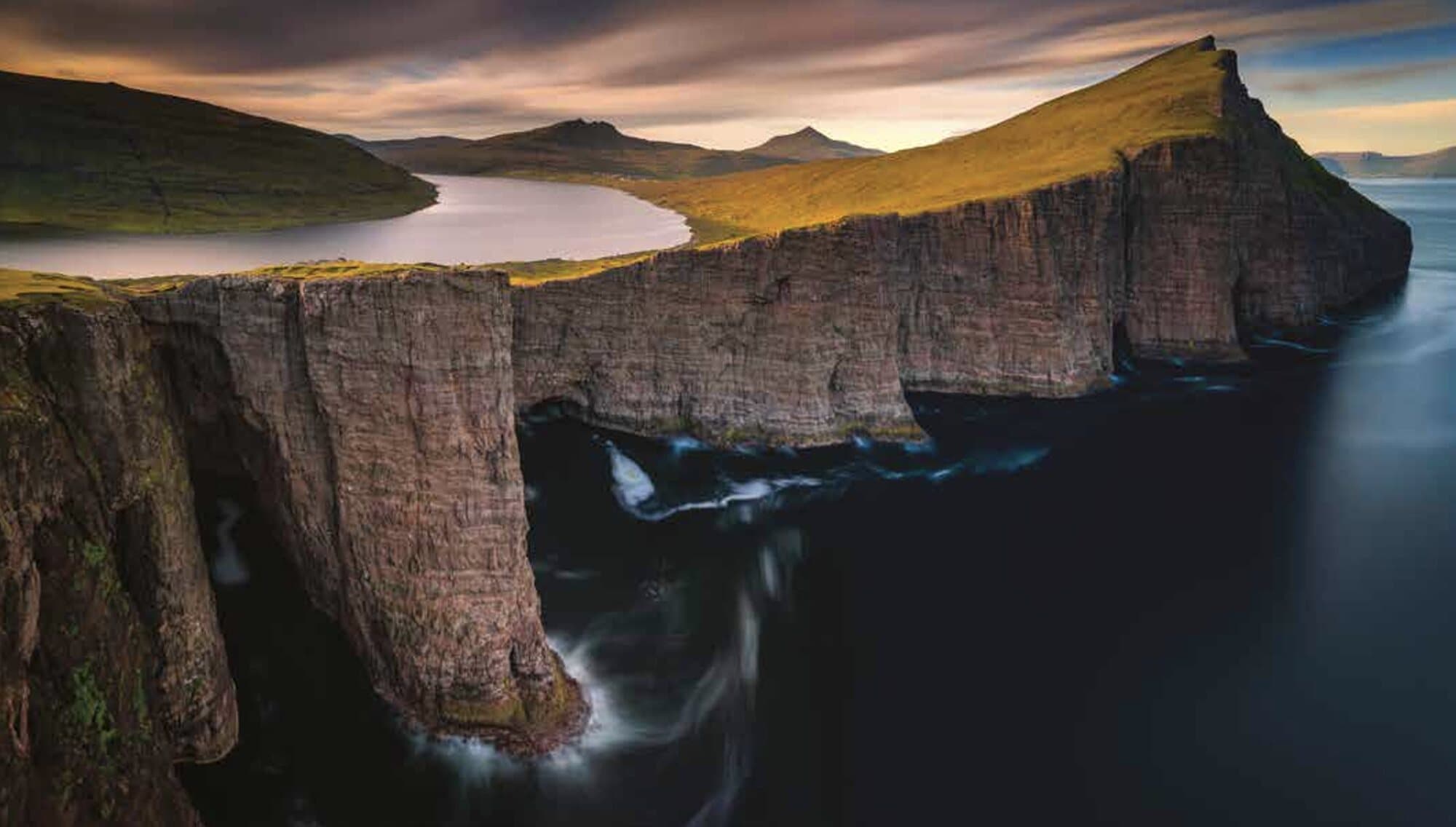 Il lago Sørvágsvatn sospeso sull’oceano, Isole Fær Øer